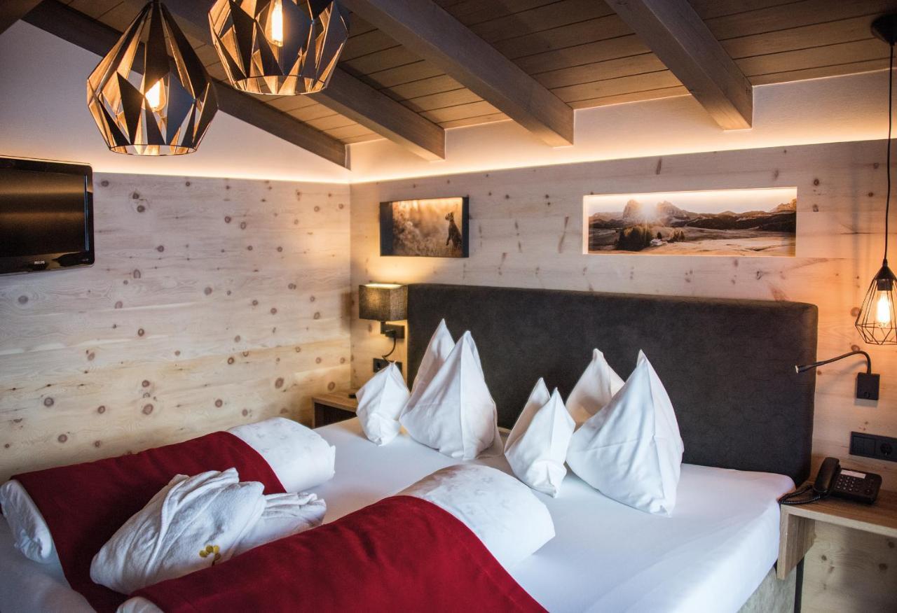 Hotel Goldknopf อัลเป ดิ ซิวซี ภายนอก รูปภาพ